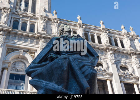 Avenida dos Aliados Porto, statue d'Almeida Garrett devant l'hôtel de ville de Porto, dans l'Avenida dos Aliados, Portugal. Banque D'Images