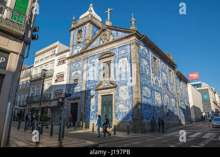 Capela Das Almas Porto, les touristes passent devant l'azulejos bleu doublés extérieur de la Capela Das Almas, dans la région de Bolhao centre de Porto (Porto). Banque D'Images