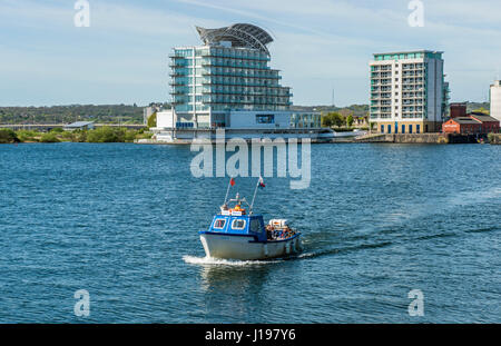 Cardiff Bay montrant le St David's Hotel et un bateau d'excursion de la baie Banque D'Images