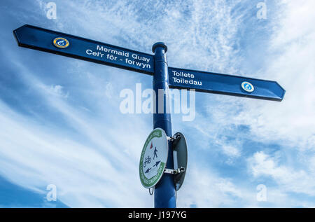 La signalisation de direction sur le Barrage de la baie de Cardiff au Pays de Galles du sud Banque D'Images