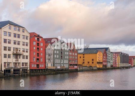 Entrepôts traditionnels de la ligne et d'autre de la rivière Nidelva qui transite par Trondheim, Norvège. Banque D'Images