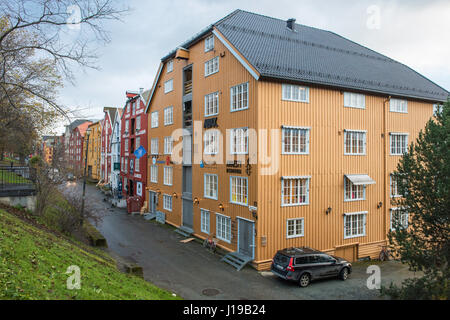 Kjøpmannsgata sont dans le dos des entrepôts traditionnels qui longent les rives de la rivière Nidelva qui transite par Trondheim, Norvège. Banque D'Images