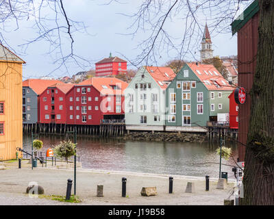 Entrepôts traditionnels de la ligne et d'autre de la rivière Nidelva qui transite par Trondheim, Norvège. Banque D'Images