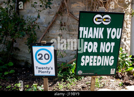 Les signes en milieu vitesse Barton village, Oxfordshire, England, UK Banque D'Images