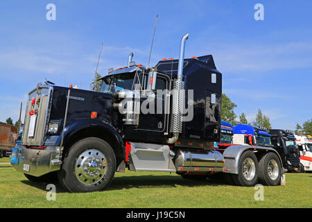 Porvoo, Finlande - le 2 juillet 2016 : bleu foncé camion tracteur Kenworth w900 année 1982 sur l'affichage sur camion 2016 Riverside réunion. Banque D'Images