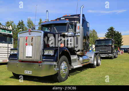 Porvoo, Finlande - le 2 juillet 2016 : bleu foncé camion tracteur Kenworth w900 année 1982 sur l'affichage sur camion 2016 Riverside réunion. Banque D'Images