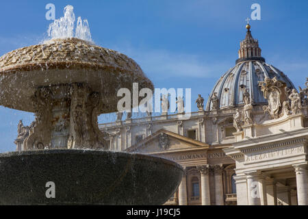 Une vue de la Basilique Saint Pierre, avec la fontaine en marbre 1613 de Carlo Maderno au premier plan, sur la Place Saint Pierre, Vatican, Rome, Italie. Banque D'Images