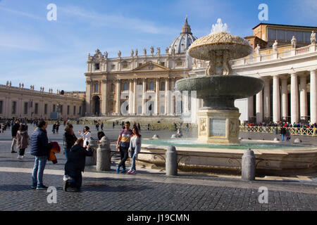 La Place Saint Pierre et la Basilique de la Cité du Vatican, l'enclave des Papes à Rome, Italie. Banque D'Images