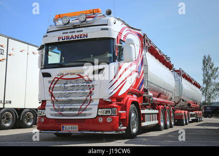 Porvoo, Finlande - le 2 juillet 2016 : rouge et blanc scania tank truck de sfk kuljetus sur la réunion annuelle 2016 chariot de Riverside. Banque D'Images