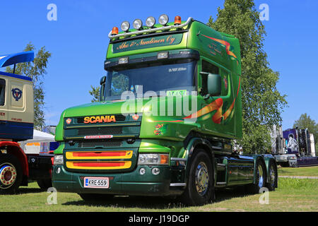 Porvoo, Finlande - le 2 juillet 2016 : livre vert de camion Scania aho & nuutinen oy avec cabine classiques sur Riverside réunion 2016 camion. Banque D'Images