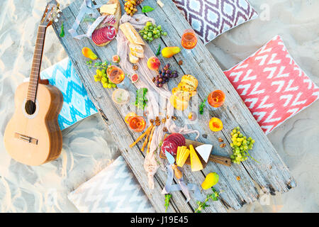 Plage Vue de dessus d'une table de pique-nique en plein air. Beach Party Banque D'Images