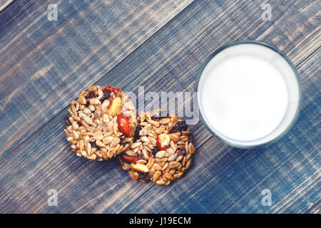 Un petit-déjeuner sain composé d'kozinaki et un verre de lait. Vue de dessus Banque D'Images