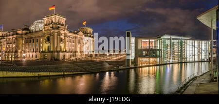 Image nocturne du Reichstag du Parlement allemand illuminé et de la Maison Marie-Elisabeth-Lueders dans le quartier gouvernemental de Berlin, en Allemagne Banque D'Images
