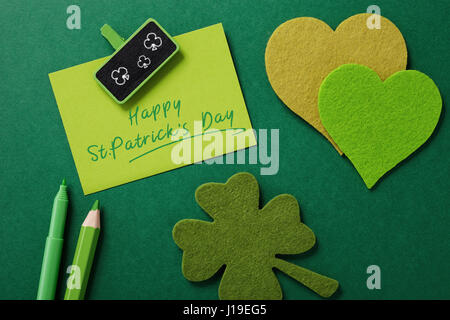 Happy st patrick day écrit sur une carte Banque D'Images