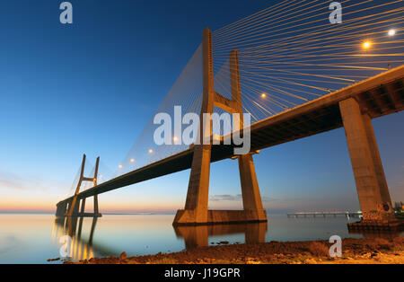 Lisbonne pont au lever du soleil, le Portugal - Vasco da Gamma Banque D'Images