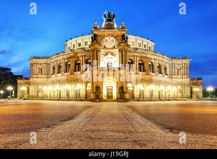 L'opéra Semperoper à Dresde building at night Banque D'Images