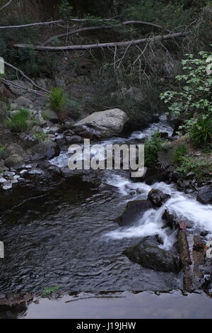 Les paysages le long de la rivière dans les montagnes de la Serra da Lousa. Coimbra, Portugal Banque D'Images