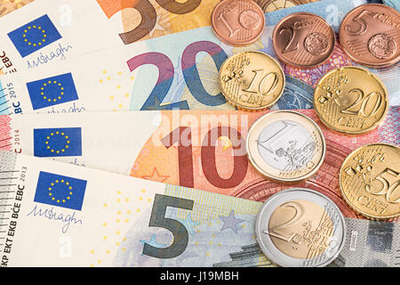 Euro et cent pièces de monnaie sur les billets de banque finances concept background Banque D'Images