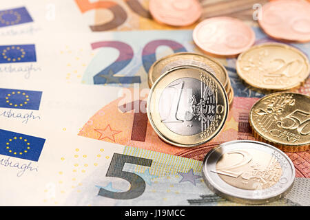 Euro et cent pièces de monnaie sur les billets de banque finances concept background Banque D'Images