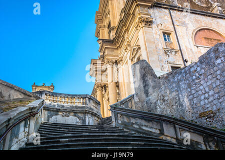 Vue panoramique à la célèbre ville de Dubrovnik dans l'escalier en face de l'église Saint-Ignace, l'Europe. Banque D'Images