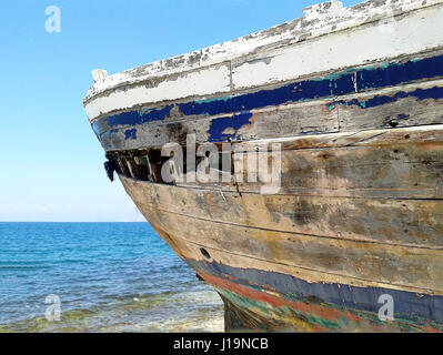 Vieux bateau en bois sur la plage Banque D'Images