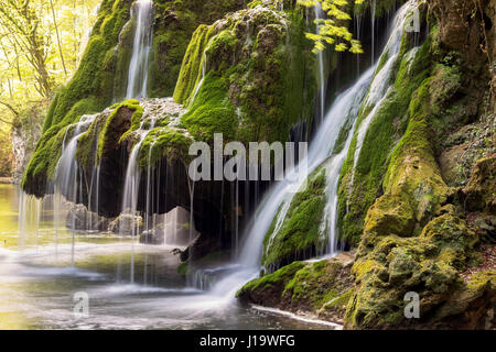 Belle cascade de montagne Banque D'Images