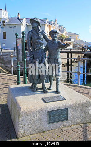 Sculpture d'Annie Moore première émigrant à Ellis Island, à l'extérieur du Centre du patrimoine mondial, Cobh, dans le comté de Cork, Irlande, République d'Irlande Banque D'Images
