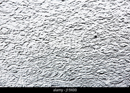Résumé photo de l'eau tombant sur le verre créer des patterns. Banque D'Images