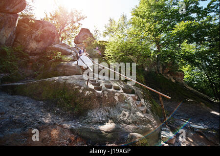 Joli couple de mariés à l'étonnant paysage avec rock Dovbush, montagnes des Carpates à l'Ukraine. Banque D'Images