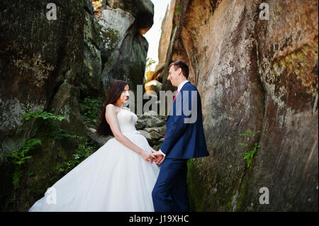 Joli couple de mariés à l'étonnant paysage avec rock Dovbush, montagnes des Carpates à l'Ukraine. Banque D'Images
