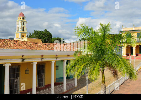 Tour de l'église San Francisco de Asís étant par la place principale à Trinité le plus cité touristique sur Cuba Banque D'Images