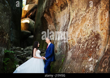 Joli couple de mariés à l'étonnant paysage avec rock Dovbush, montagnes des Carpates à l'Ukraine. Banque D'Images