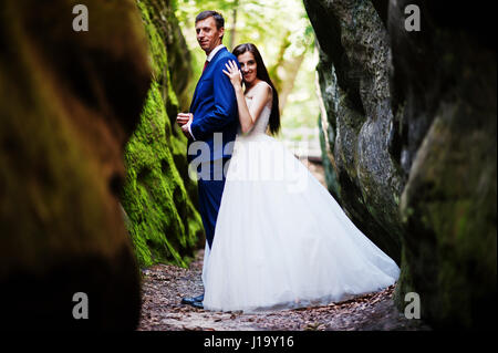 Joli couple de mariés à l'étonnant paysage avec rock Dovbush, montagnes des Carpates à l'Ukraine. Banque D'Images