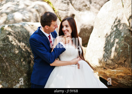 Joli couple de mariés à l'étonnant paysage avec rock Dovbush, montagnes des Carpates à l'Ukraine. Banque D'Images