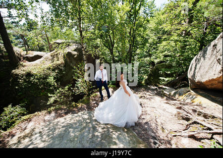 Joli couple de mariés à l'étonnant paysage avec rock Dovbush, montagnes des Carpates à l'Ukraine. Banque D'Images