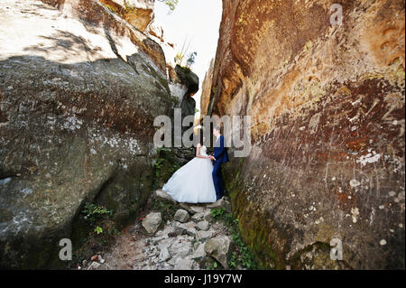 Joli couple de mariés à l'étonnant paysage avec rock Dovbush, montagnes des Carpates à l'Ukraine. Banque D'Images
