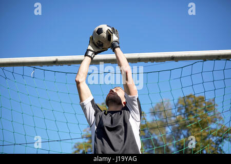 Gardien de but de football avec ballon au champ sur Banque D'Images