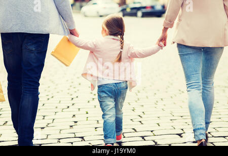 Close up de famille avec enfant shopping en ville Banque D'Images