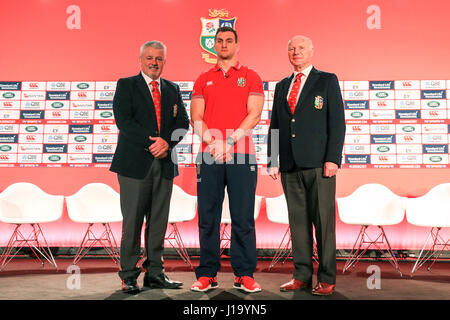 British & Irish Lions Head coach Warren Gatland et le capitaine Sam Warburton, directeur de tournée aux côtés de John Spencer (à droite) au cours de l'équipe des Lions britanniques et irlandais annonce à l'hôtel Hilton London Syon Park. Banque D'Images