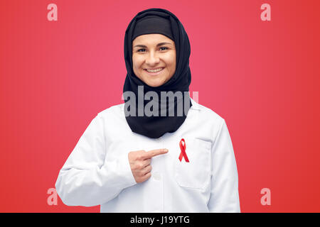 Médecin musulmanes en hijab rouge avec ruban de sensibilisation Banque D'Images