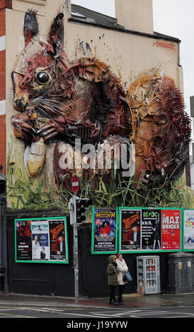 NOTE DU RÉDACTEUR CULTURE DE REMPLACEMENT un écureuil géant fabriqué à partir de déchets recyclés dans le centre-ville de Dublin, par l'artiste portugais Artur Bordalo. Banque D'Images