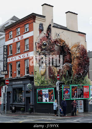 Un écureuil géant fabriqué à partir de déchets recyclés dans le centre-ville de Dublin, par l'artiste portugais Artur Bordalo. Banque D'Images