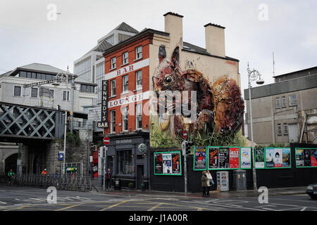 Un écureuil géant fabriqué à partir de déchets recyclés dans le centre-ville de Dublin, par l'artiste portugais Artur Bordalo. Banque D'Images