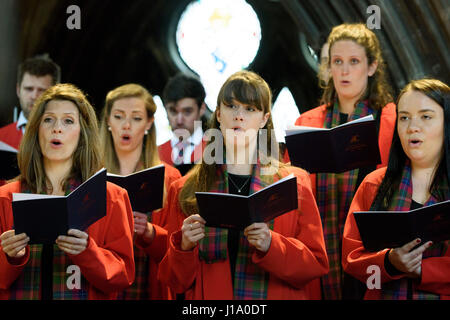 Membres d'une chorale chanter au cours de Sir Arnold Clark's Funeral Service à la cathédrale de Glasgow. Banque D'Images