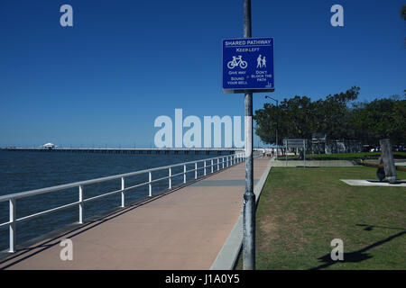 Shorncliffe, Queensland, Australie : sentier piétonnier et cyclable signe sur les rives de la baie de Moreton près de Brisbane Banque D'Images