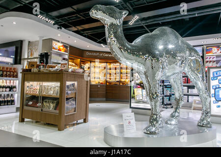 Grande figure d'un chameau avec surface de miroir attire les clients dans une boutique hors taxes située à Saint Martin's Princess Juliana airport. Banque D'Images