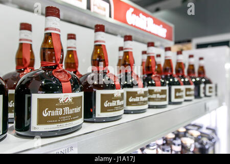 Grand Marnier bouteilles debout sur une étagère à Saint Martin's Princess Juliana airport boutique hors taxes. Banque D'Images