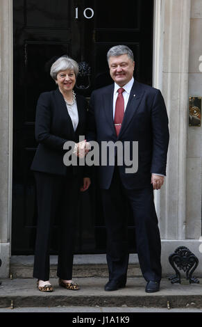 Premier ministre Theresa peut le président ukrainien Porochenko accueille comme il arrive pour parle au 10 Downing Street, Londres. Banque D'Images