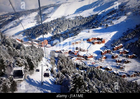 Un village de montagne Meribel-Mottaret vue depuis la cabine, Trois Vallées, France Banque D'Images