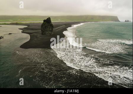 Plage de sable noir de Vik, sur la côte sud de l'Islande. Banque D'Images